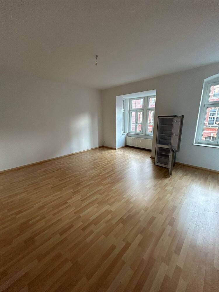 Großzügige 1-Zimmer mit Einbauküche, Dusche und Laminat in zentraler Lage!
