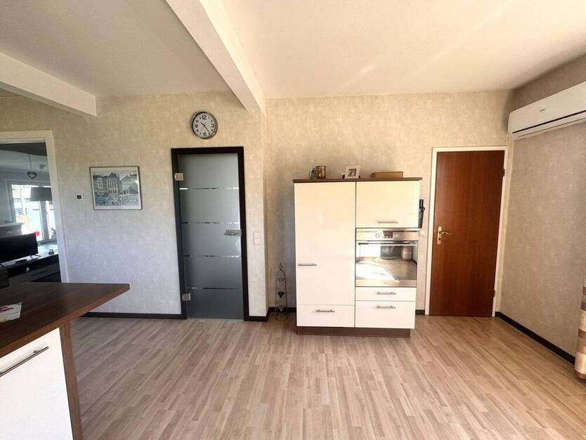 Großzügiger, freistehender Bungalow mit zwei Doppelgaragen, Werkhalle und Aussicht ins Grüne