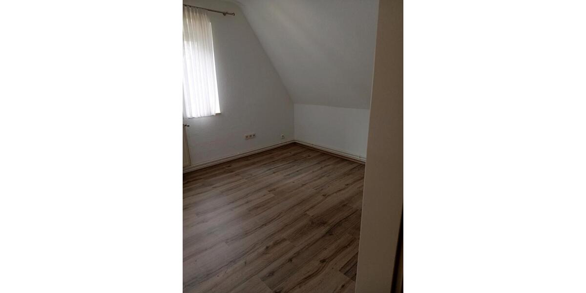 Dachgeschoßwohnung Wilhelmshaven Fedderwardergroden - 4 Zimmer, 44 m&sup2;, 410&euro; | Angebot:25933153