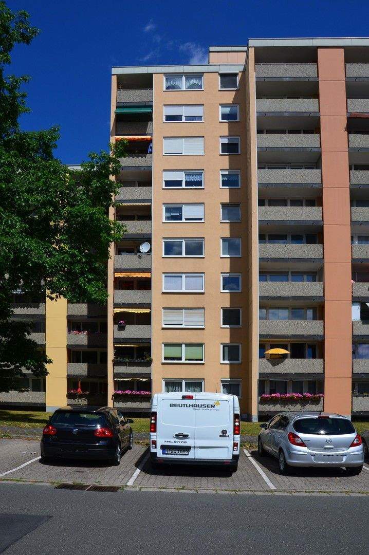 Renovierungsbedürftige, freie 3-Zi-Whg mit Balkon, provisionsfrei 3 zimmer