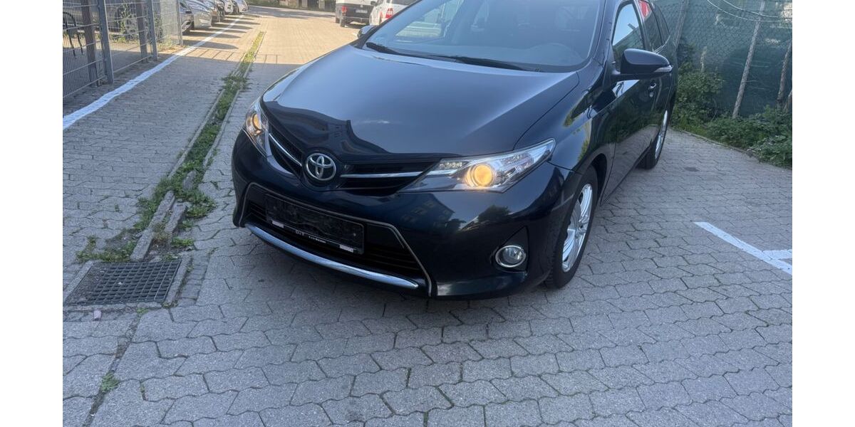 Toyota Auris 229.228 km 4.990 &euro; München 81243