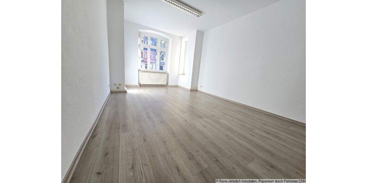 Zentral gelegenes Büro im beliebten Kaßberg: Erdgeschoss, drei Zimmer, Balkon und Stauraum zimmer