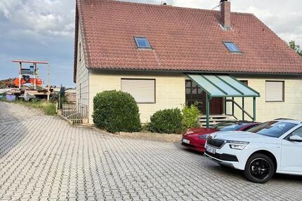 Dreifamilienwohnhaus und Hof für Pferdehaltung geeignet zu verk. zimmer