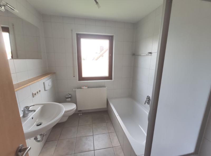 3 Zi. Wohnung im DG (1.OG) mit Balkon und Carport - Etagenwohnung Pommersfelden | Angebot:23903906