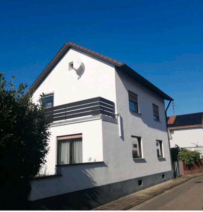 Freistehendes Einfamilienhaus mit Nebengebäude