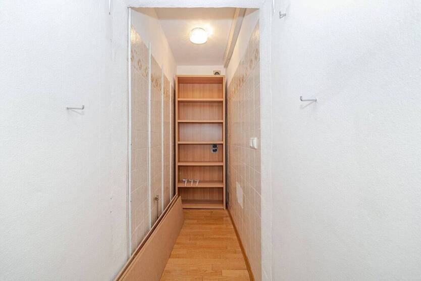 Großzügige und sehr gepflegte 4-Zimmer-Wohnung mit 2 Balkonen und Einbauküche.