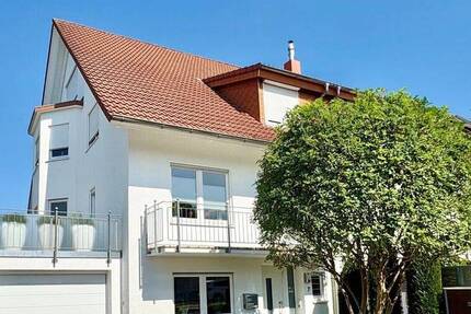 Gepflegte und bezugsfreie DHH in Feldrandlage