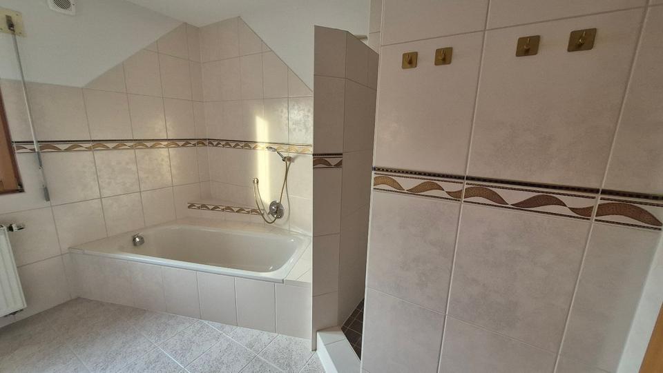 Etagenwohnung Wutöschingen - 3.5 Zimmer, 100 m&sup2;, 1.000&euro; | Angebot:25518951