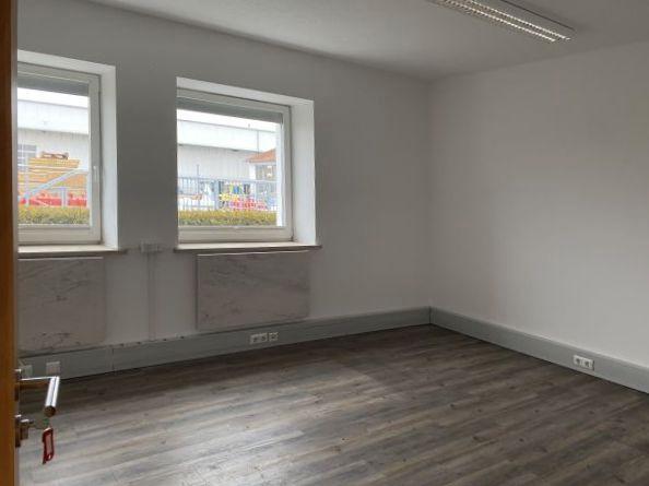 Gewerbeobjekt Neutraubling - 2.880&euro; | Angebot:25876636