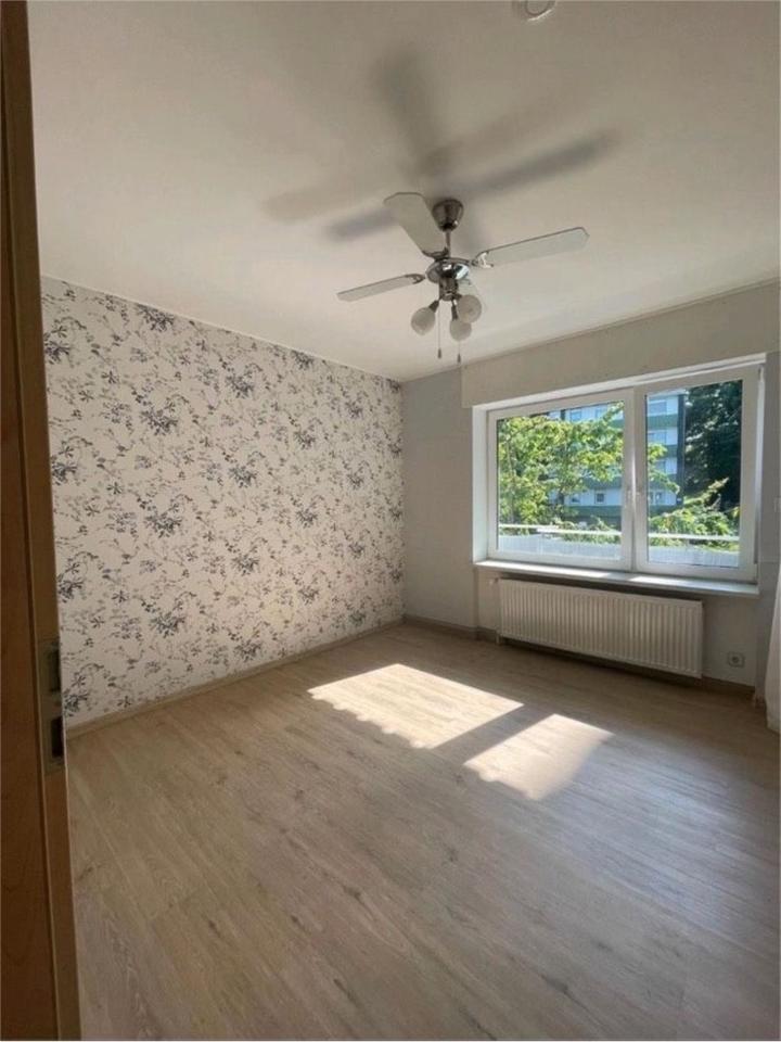 4-Zimmer Wohnung mit zwei Balkonen zu Verkaufen zimmer