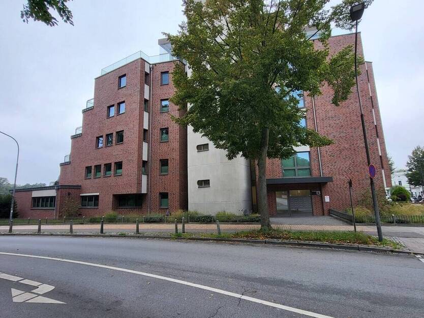 Exklusiv: Sanierte 3-Zi.-Wohnung mit Carport, Aufzug, Balkon & traumhaftem DOM-Blick am Mühlenteich