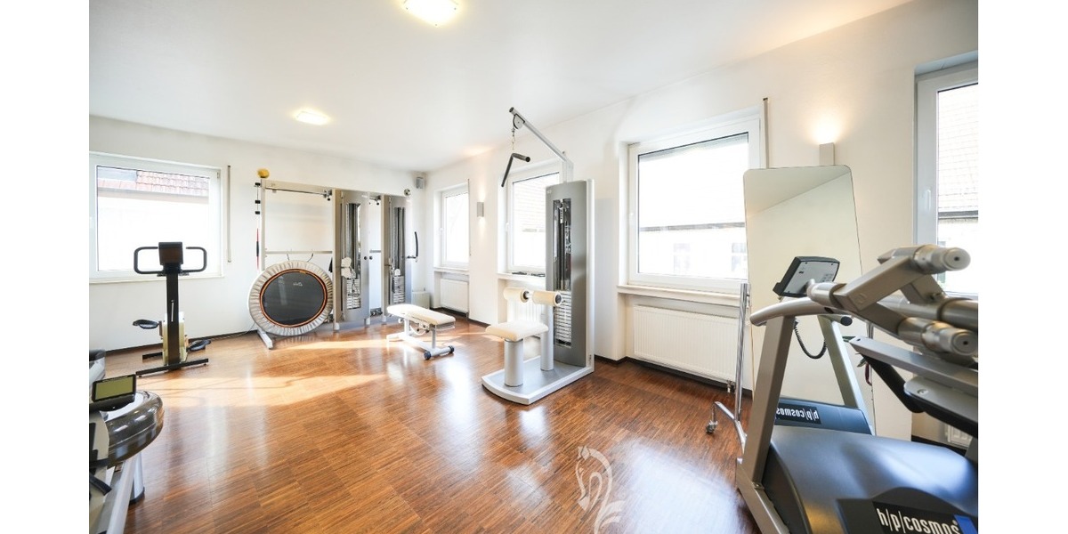 Nur 20 Minuten von Würzburg in Arnstein: Hochwertige Physiopraxis & vermietete 4-Zimmer-DG-Wohnung - Gewerbeobjekt Würzburg Würzburg | Angebot:26670132