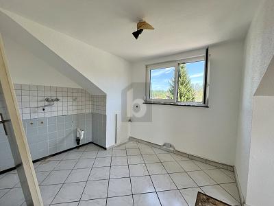 VIEL POTENTIAL, GEMÜTLICH MIT STELLPLATZ UND GARAGE - Etagenwohnung Wolpertswende | Angebot:27077189