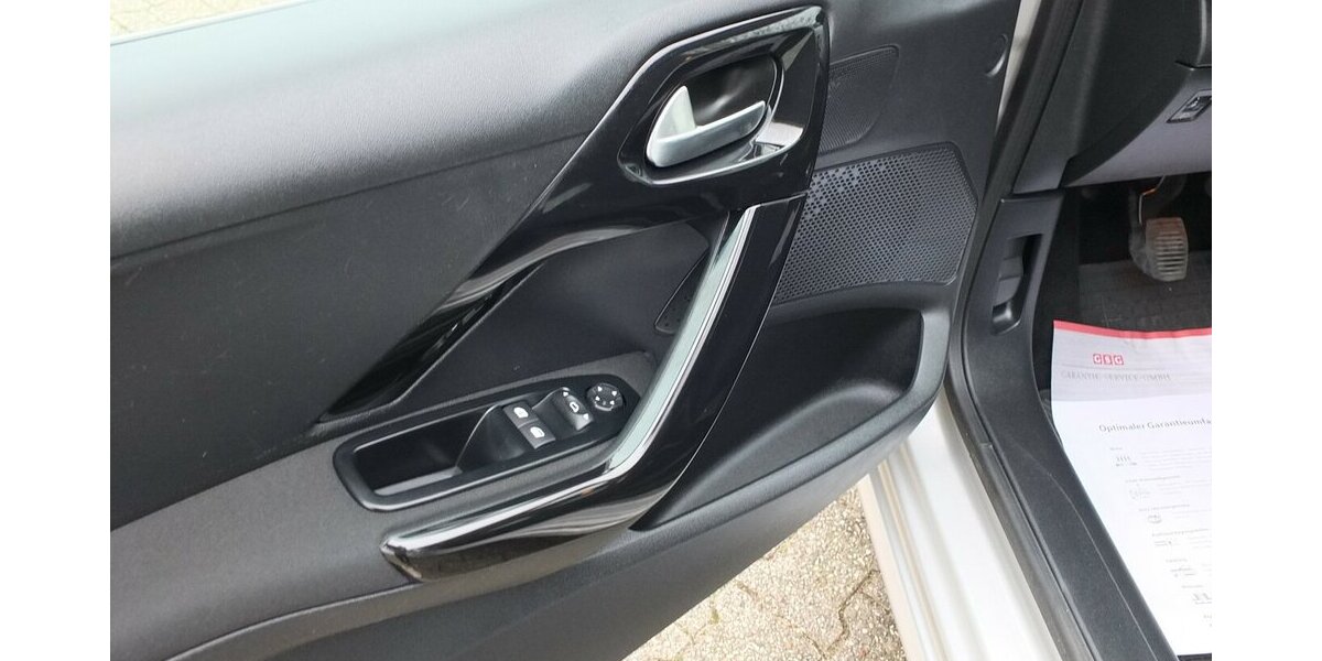 Peugeot 208 1.2 PURE TECH ALLURE KLIMAPDC SHZ SPORT LMF 98.599 km 7.500 &euro; Köln 50858