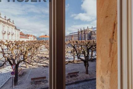 Luxuriöse Altbau-TraumWohnung auf 175m² mit Aufzug und Freisitz neben dem Schloss zu vermieten