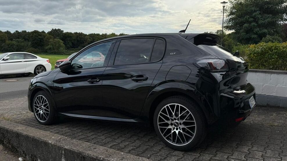 Peugeot 208 35.517 km 13.900 € Düsseldorf 40627