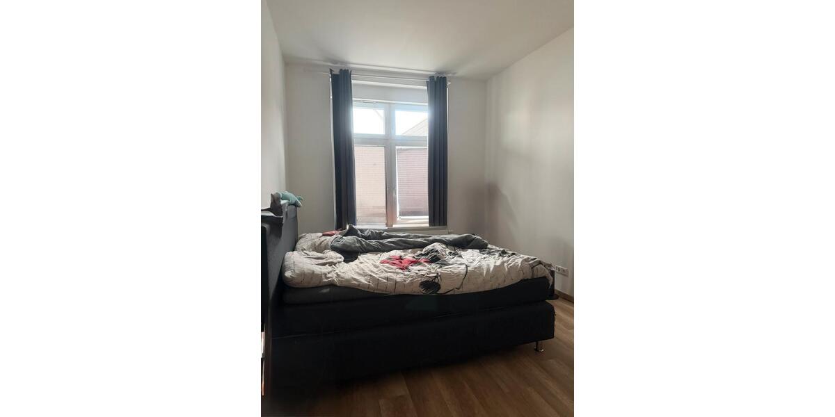 Etagenwohnung Lage - 4 Zimmer, 138 m&sup2;, 1.300&euro; | Angebot:26464572