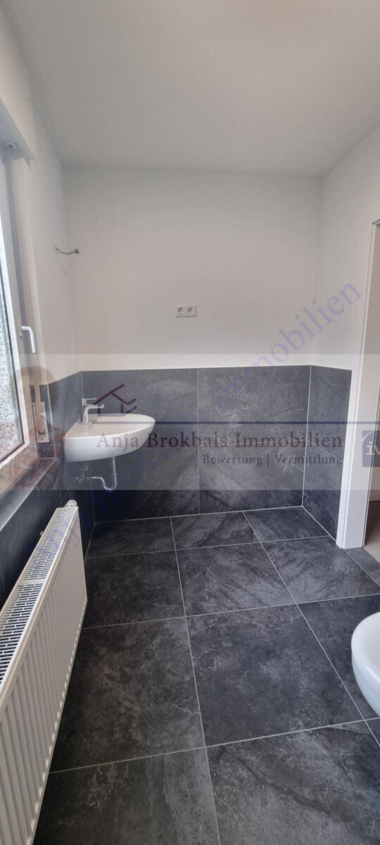 Modernisiert, zentral, ruhig, kl. Garage, 3- bis 4-Zimmer mit Balkon, Obergeschoss in einem Zweifamilienhaus 4 zimmer