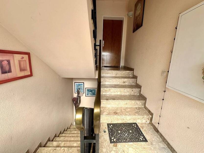 Großes Zweifamilienhaus mit schönem Garten in beliebter Wohnlage