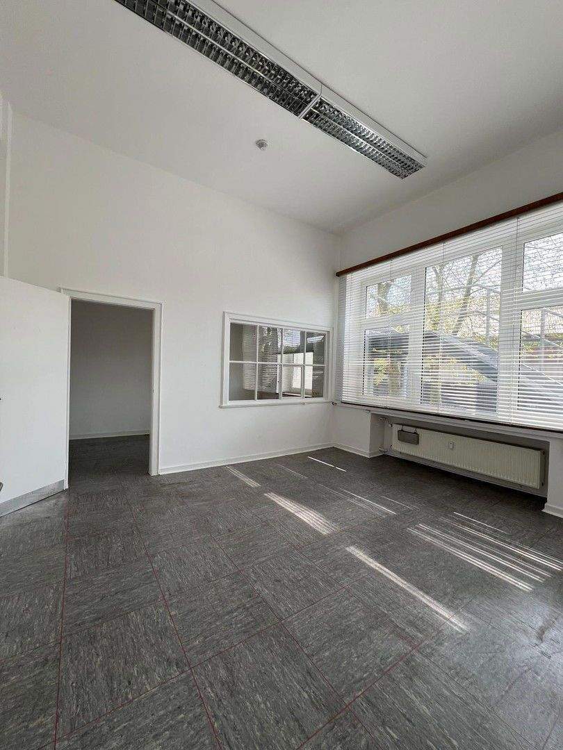 Geräumige Büro Praxisfläche im EG zimmer