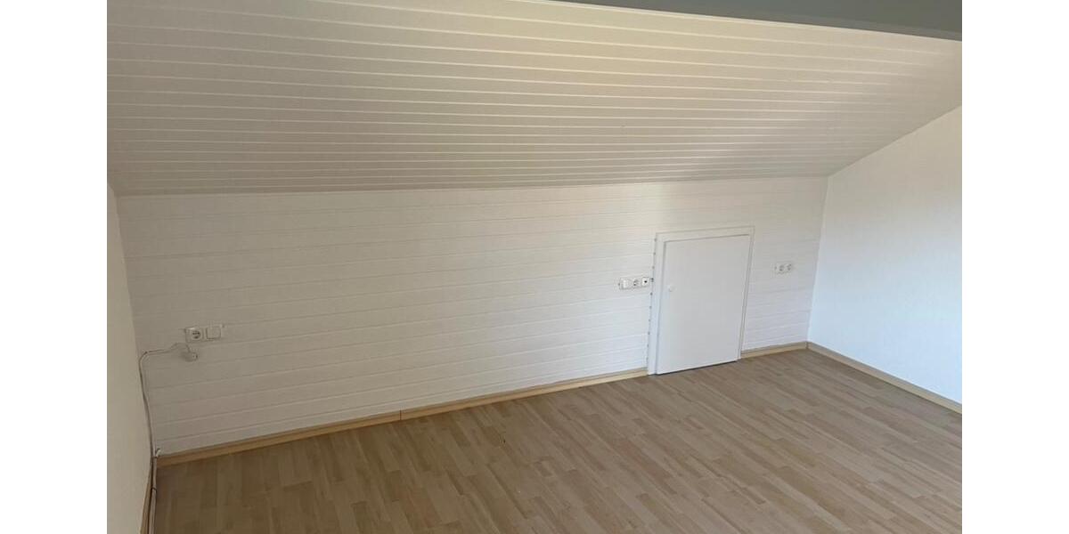 Dachgeschoßwohnung Böbrach - 3 Zimmer, 96 m&sup2;, 440&euro; | Angebot:25103212