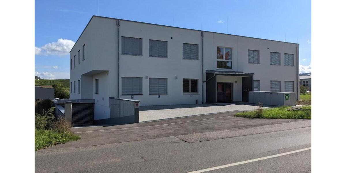 Neu - €8qm - 4 x 275qm oder 1.100qm, Tiefgarage mit 19x E-Ladestationen, Aufzug, Klimatisiert zimmer