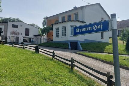 ehemaliges landwirtswchaftl. Anwesen mit 2 Wohnhäusern, Hallen 12 zimmer