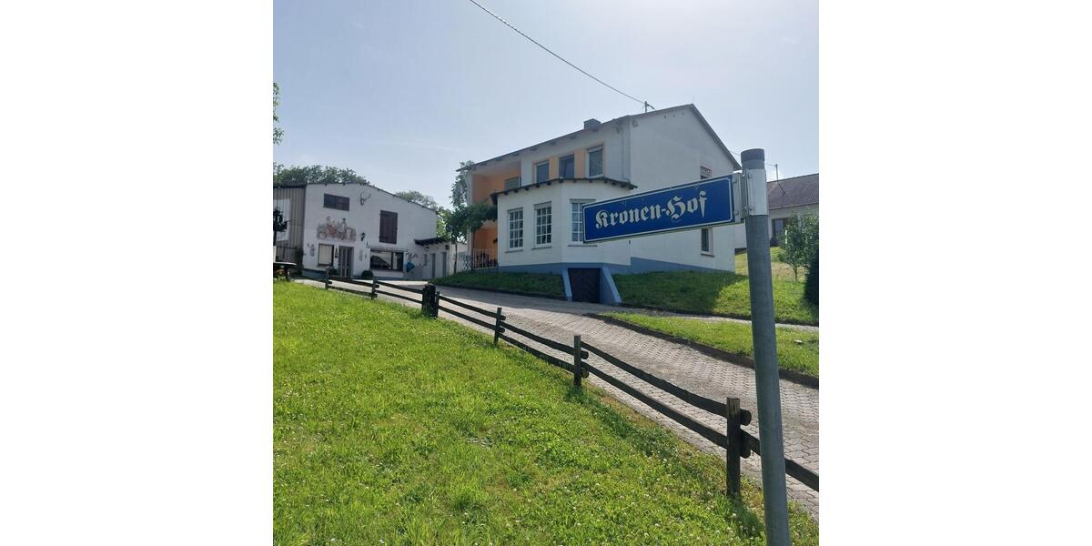 ehemaliges landwirtswchaftl. Anwesen mit 2 Wohnhäusern, Hallen 12 zimmer