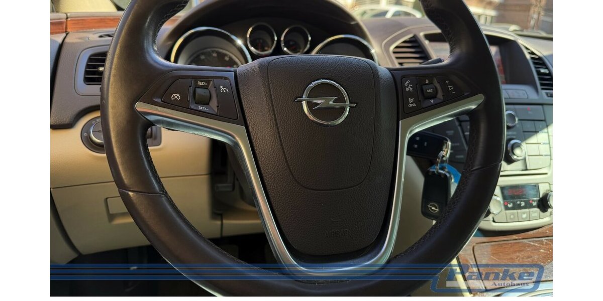 Opel Insignia Cosmo*SHZ*Navi*Tempo*E-Koffer*Lederweiß 169.708 km 5.780 &euro; Berlin 13187