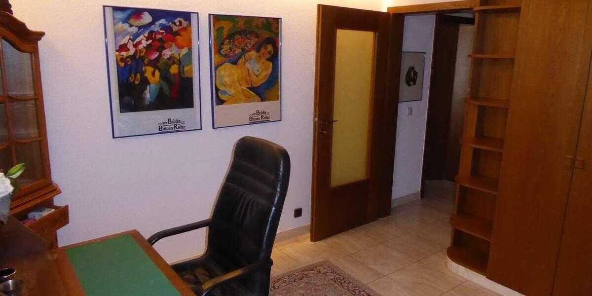 Großzügig Wohnung in bester Lage, komplett möbliert mit Tiefgarage und Aufzug! 3 zimmer