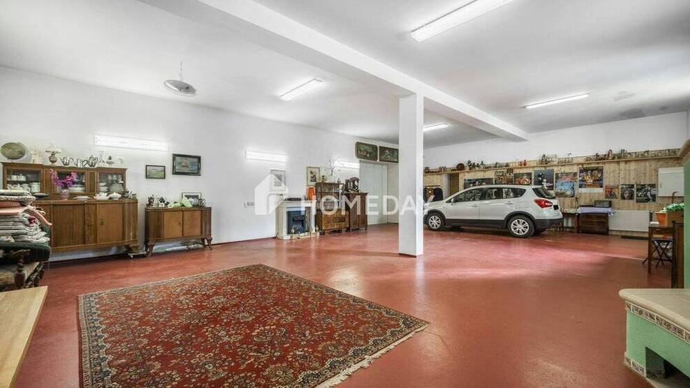 Geräumiges Haus mit 792 m² Nutzfläche, Scheune für 10 Fahrzeuge, Gartenparadies und Ausbaureserve
