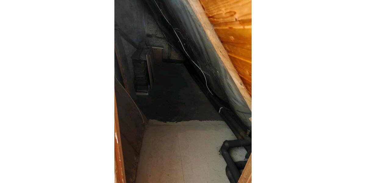 Vollmöbellierte Dachgeschosswohnung 2 Zimmer Küche Bad zimmer