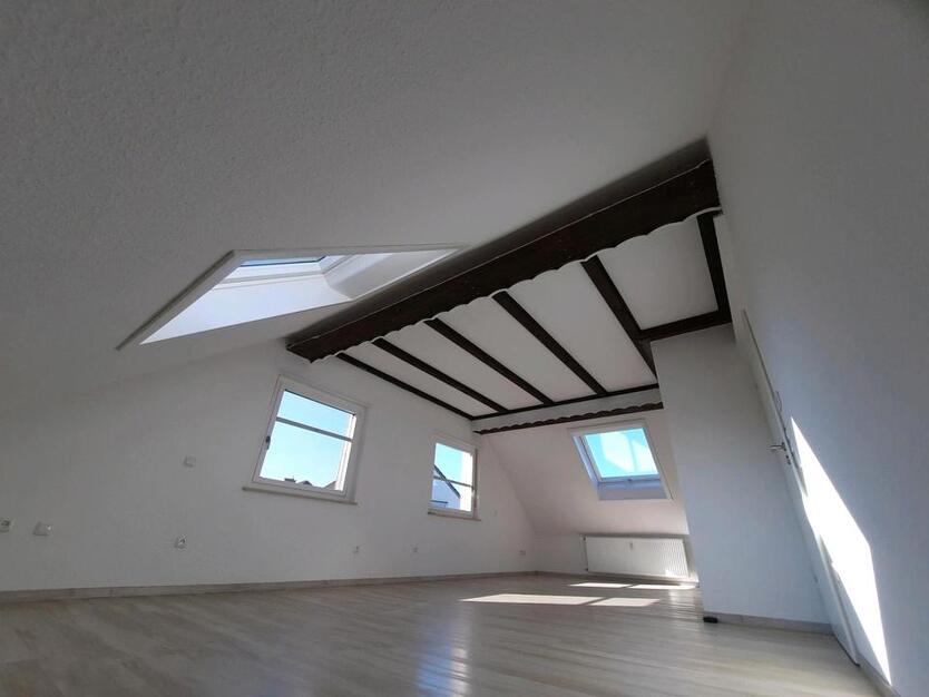 Schöne helle DG Wohnung, 2 ZKB, EBK, Keller, für 1-2 Personen