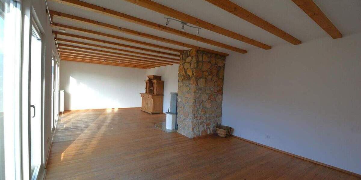 Ruhig gelegenes Wohnhaus mit Balkon, Terrasse, Garage, Carport und Aussicht in Gerolstein-Müllenborn 5 zimmer