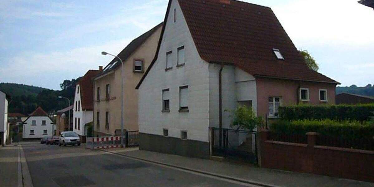 Kleines Haus in ruhiger Straße Nähe Grundschule, 5 Zi, Wohnküche, Bad, Loggia, Terrasse 5 zimmer