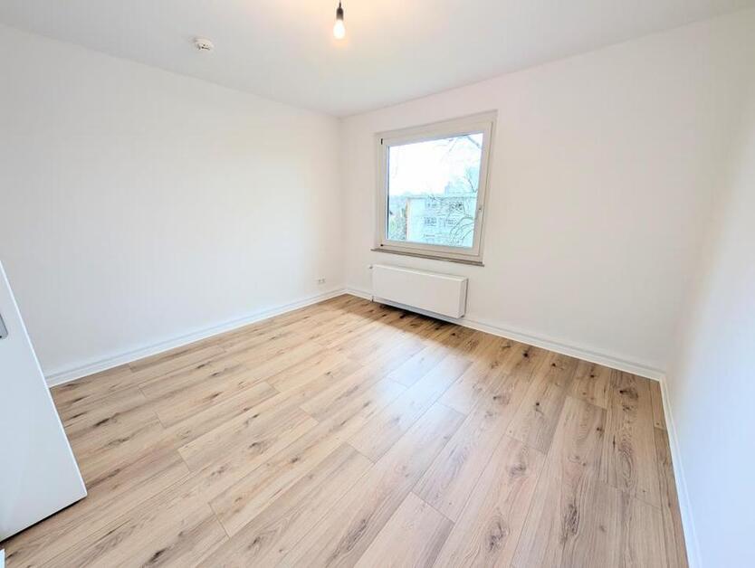 **Was will man mehr? +Balkon +frisch gestrichen +neuer Laminat +neues Tageslichtbad** zimmer