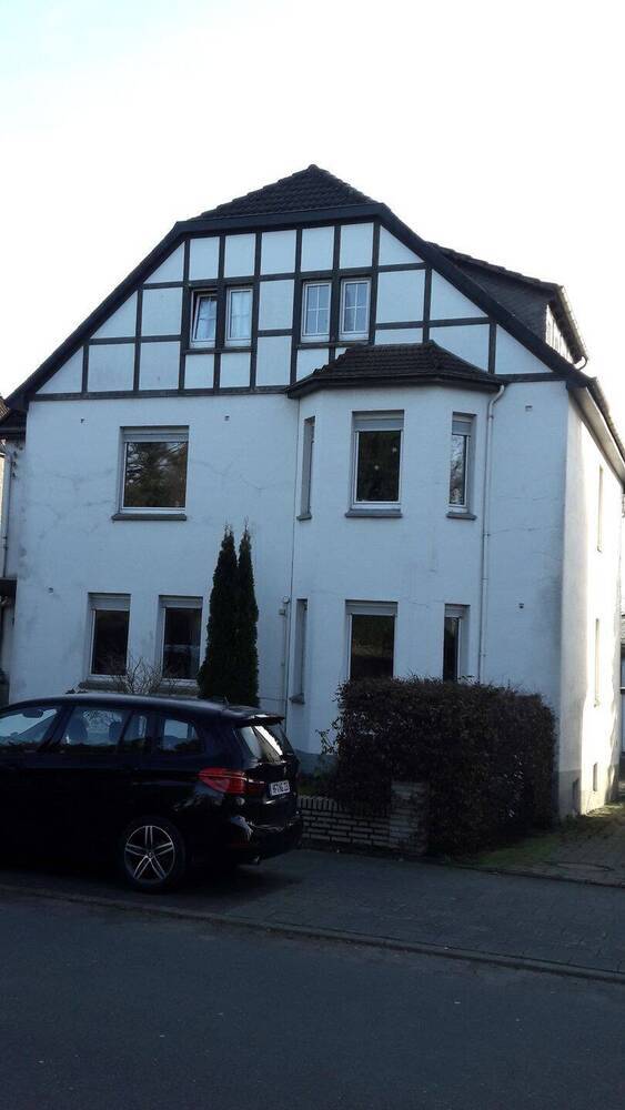 Zum Verkauf bieten wir an: ein großes Wohnhaus (Altbau) mit 3 Wohnungen und 2 Garagen in stadtnaher Wohnlage