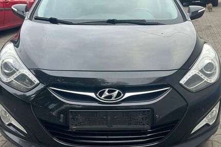 Hyundai i40 327.000 km 2.450 € Berlin 13353