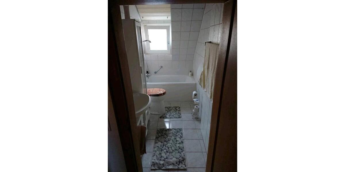 Dachgeschoßwohnung Wermelskirchen - 3.5 Zimmer, 60 m&sup2;, 135.000&euro; | Angebot:25887273