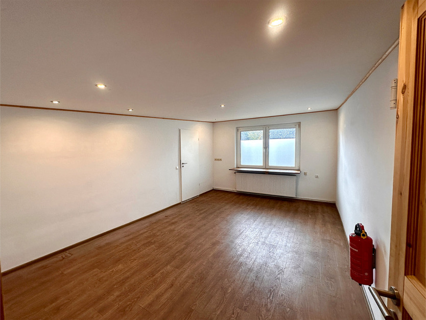 WerkstattLager 95 m² + 20 m² Schuppen | Bodenablauf, Dusche, Starkstrom, Tor 3,0 × 2,09 m zimmer