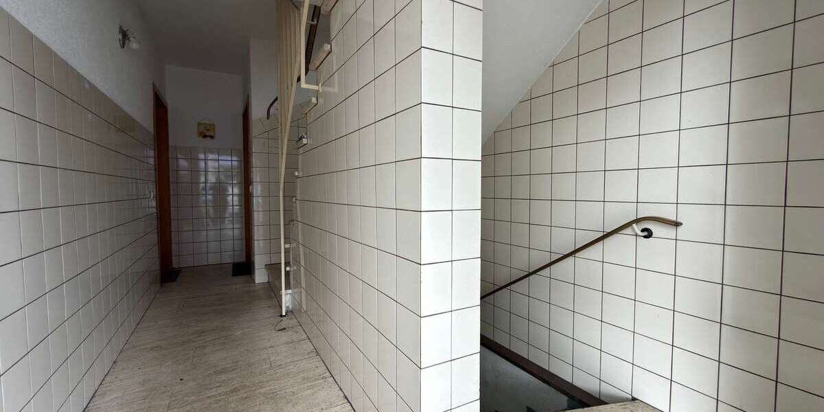 Mehrfamilienhaus mit Potenzial in Dinslaken-Bruch – 5 Wohneinheiten, Garten & Garagen - Mehrfamilienhaus, Wohnhaus Dinslaken Lohberg | Angebot:27119901