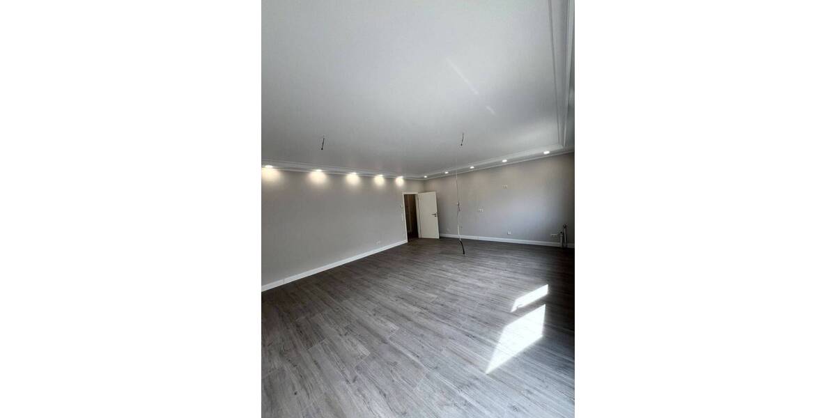 Exklusive Eigentumswohnung inkl. sehr hochwertiger Einbauküche und großem Balkon, optional Stellplatz 3 zimmer