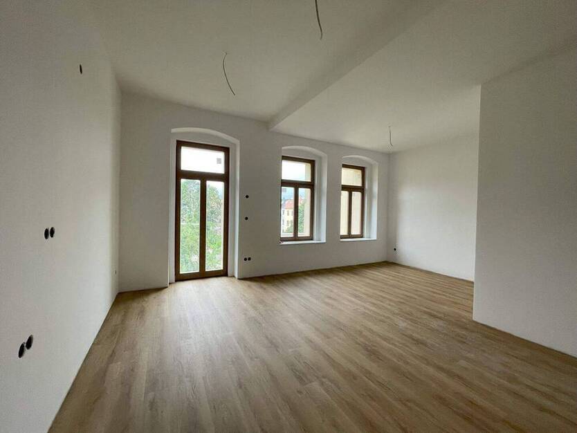 Altbaugold: Denkmalgeschützte Eleganz mit Balkon & Charme