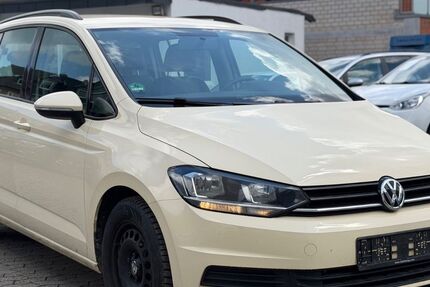 VW Touran 271.598 km 6.900 &euro; Euskirchen 53879
