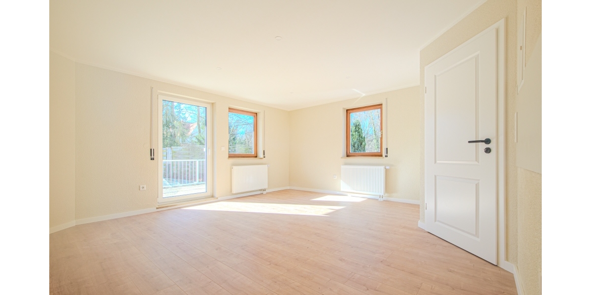 NEU SANIERT – KOMPLETT NEUES BAD MIT WANNE & FENSTER – NEUER BODENBELAG – GROSSE SONNENTERRASSE - Maisonettenwohnung Moritzburg Radebeul | Angebot:25440590