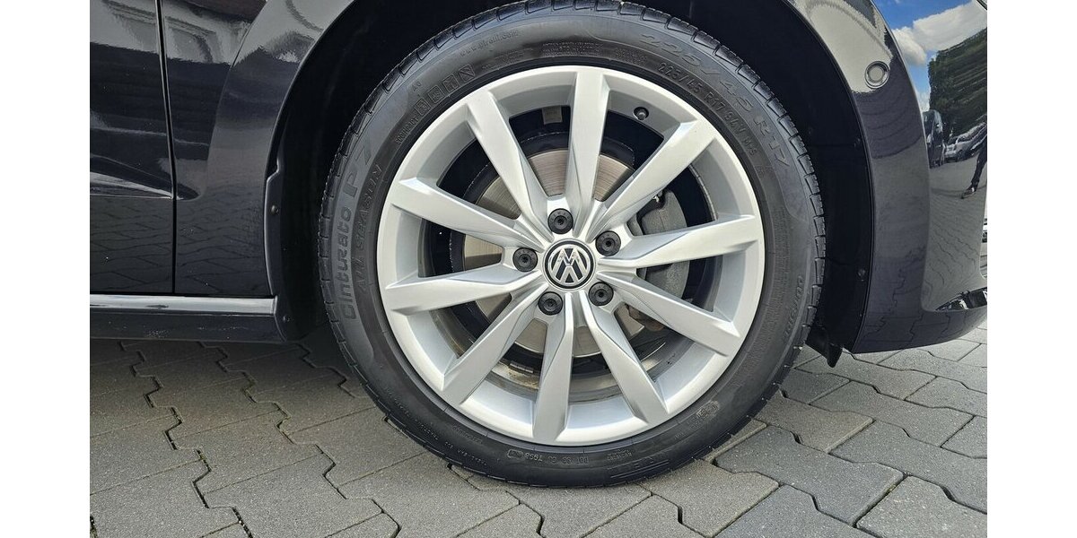 VW Golf Sportsvan 1.4 TSI Highline LEDER NAVI AHK 105.050 km 12.990 &euro; Löhne 32584