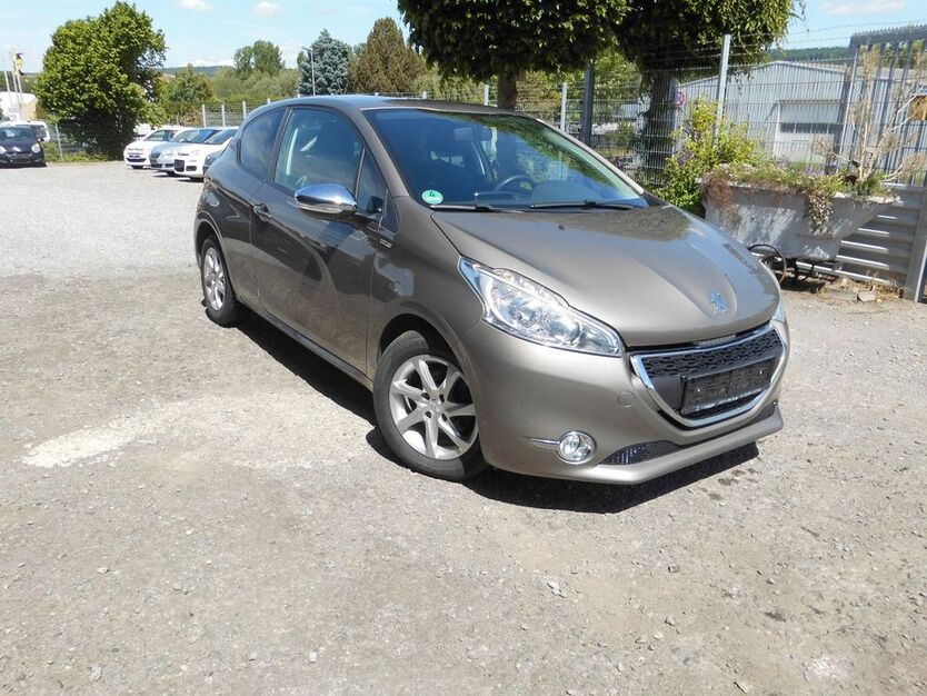 Peugeot 208 146.013 km 4.499 € Blomberg 32825