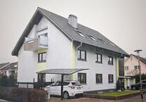 3Zi.-Whg.,Balkon,EBK,Tagesl. Bad,sep. Gäste-WC,2x Garagen,Kellerabteil
