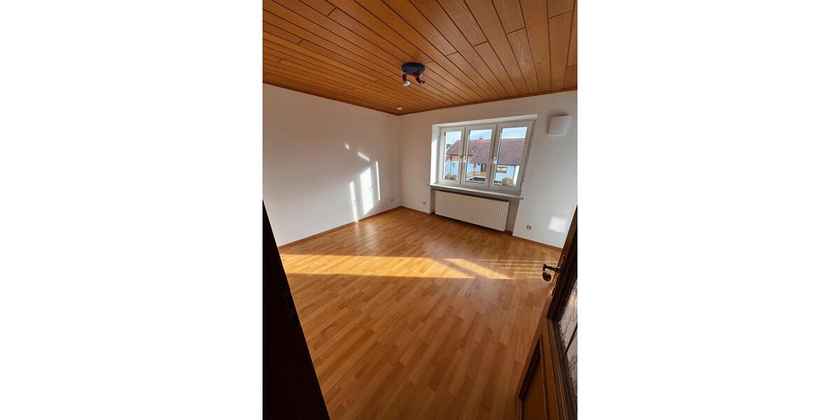Etagenwohnung Wallersdorf - 5 Zimmer, 130 m&sup2;, 1.100&euro; | Angebot:25639624