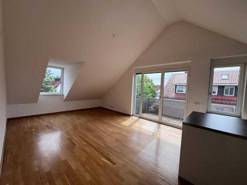 Sonnige 3-Zimmer Wohnung mit Balkon und EBK im Münchner Nordern